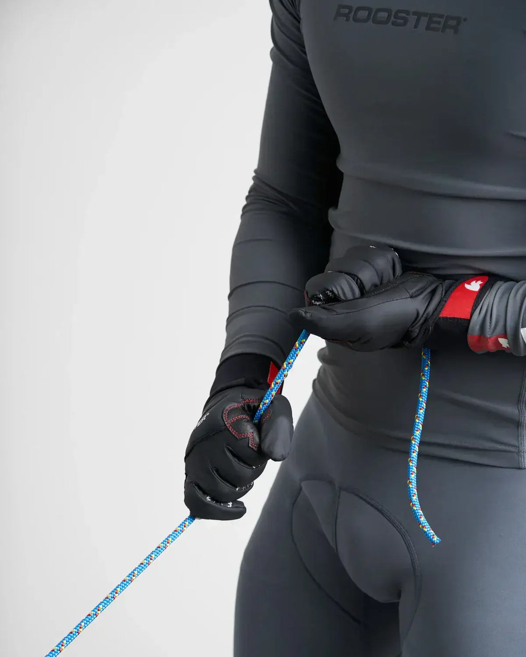 Gants AquaPro de Rooster utilisés pour ajuster une corde en milieu nautique.