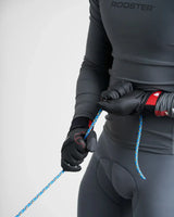 Gants AquaPro de Rooster utilisés pour ajuster une corde en milieu nautique.