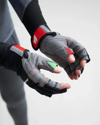 Gants Dura Pro 2 junior de Rooster montrant une conception ergonomique et résistante pour les jeunes navigateurs.