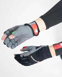 Gants Dura Pro 2 junior de Rooster portés par un jeune navigateur, montrant la paume et les doigts profilés en 3D.