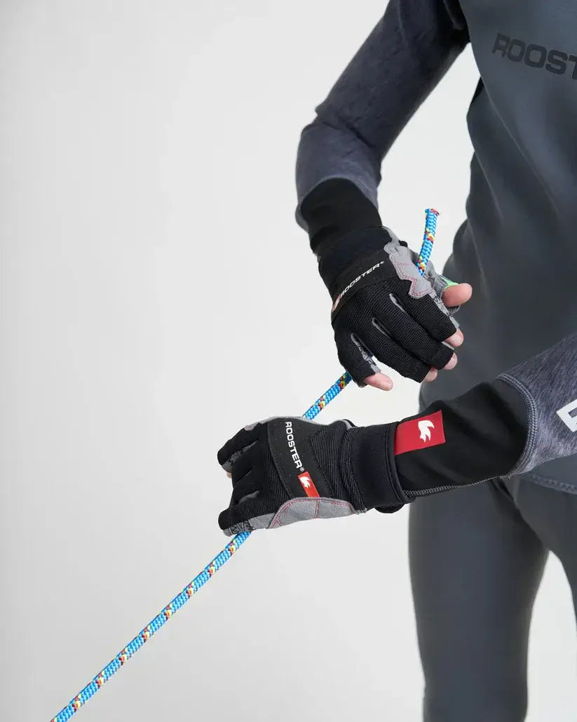 Gants Dura Pro 5 Glove JUNIOR en action, ajustant un cordage avec précision.