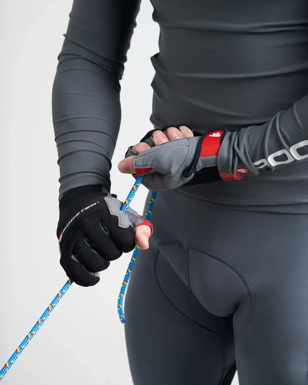 Gants mitaines Dura Pro 5 Glove utilisés pour manipuler une corde lors de manœuvres en voile.