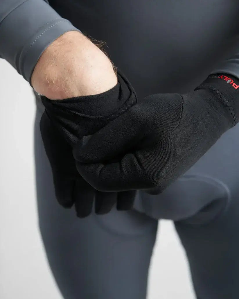 Gants PolyPro™ Liner Junior de Rooster en action, montrant l'ajustement et le confort adaptés pour diverses activités.