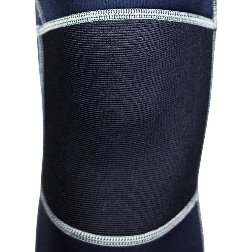 Détail d'un empiècement de protection sur la genouillère de la combinaison néoprène garçon 3mm.