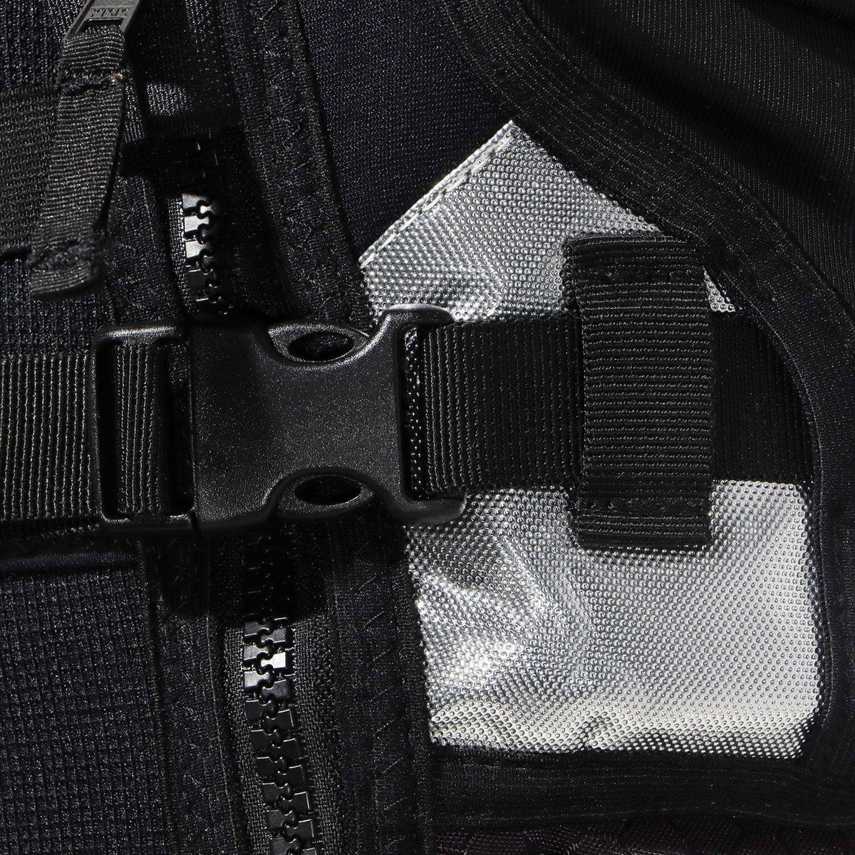 Détail du Gilet d'aide à la flottabilité IMPACT VEST 50N montrant la fermeture et les poches intégrées.