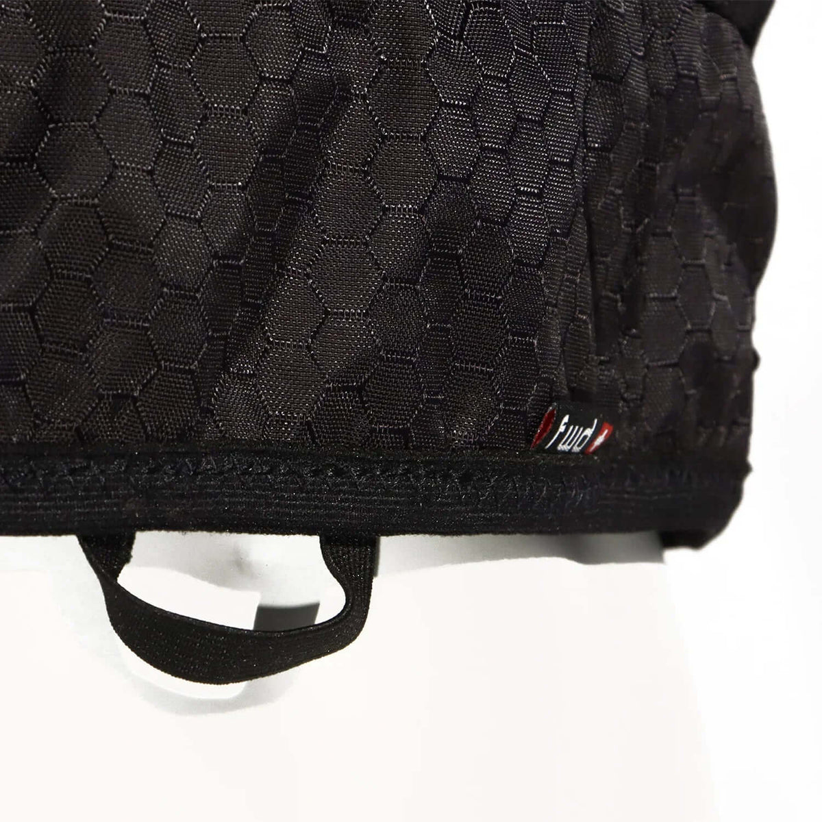 Gilet d'aide à la flottabilité IMPACT VEST 50N en tissu noir avec motif hexagonal.