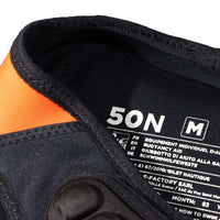 Gilet d'aide à la flottabilité IMPACT VEST 50N, étiquette, taille M, informations sur la flottabilité.