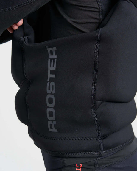 Détail du Gilet de sauvetage compact régate junior de Rooster, mettant en avant le matériau en néoprène.