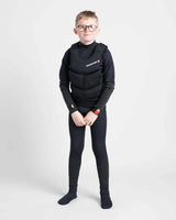 Gilet de sauvetage compact régate junior porté par un enfant, couché en néoprène pour navigation.