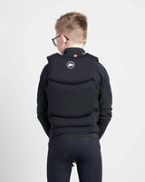 Gilet de sauvetage compact régate junior porté par un enfant, vue de dos, en néoprène noir, ajustement ergonomique.