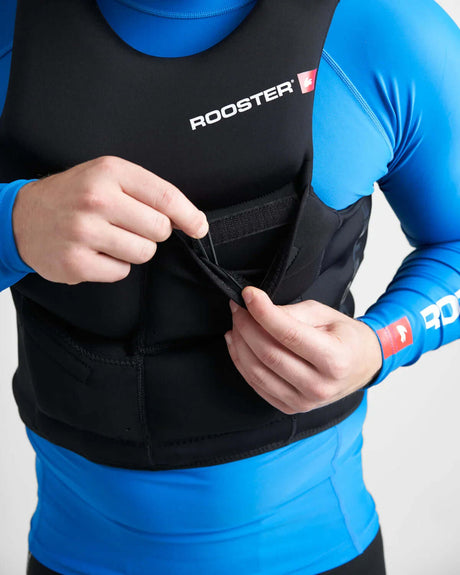 Gilet de sauvetage compact régate de Rooster, avec un ajustement optimal en néoprène, utilisé pour la régate.