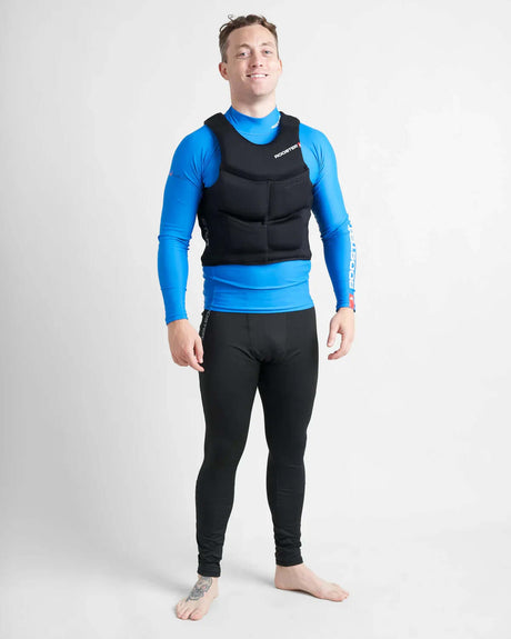 Gilet de sauvetage compact régate porté par un homme en tenue de plongée, sur fond blanc.