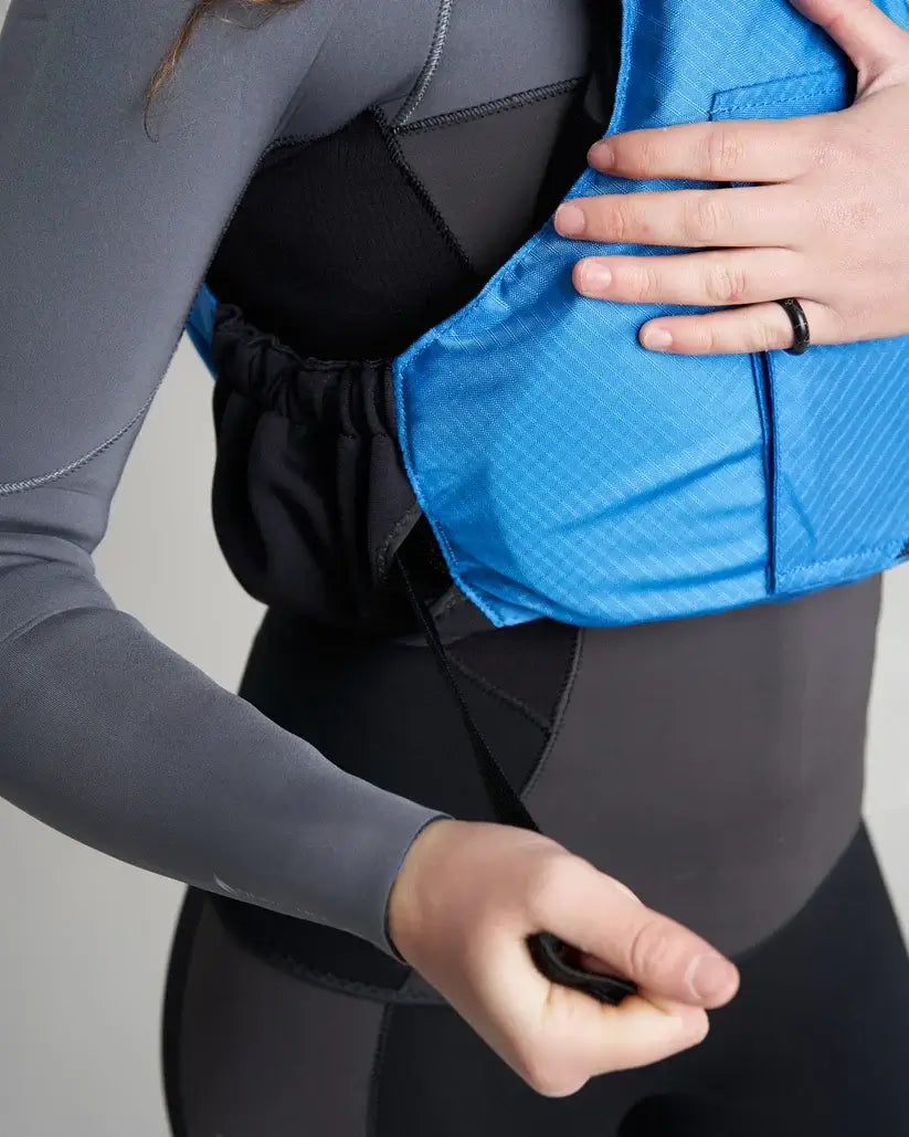 Gilet de sauvetage Rooster® Diamond porté par une personne ajustant le système de réglage.