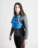 Gilet de sauvetage Rooster® Diamond porté par une personne en combinaison de plongée, montrant son design compact et confortable.