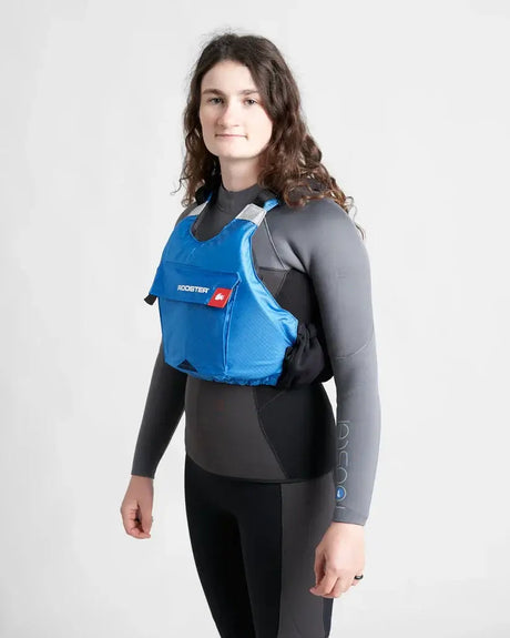 Gilet de sauvetage Rooster® Diamond porté par une personne en combinaison de plongée, montrant son design compact et confortable.
