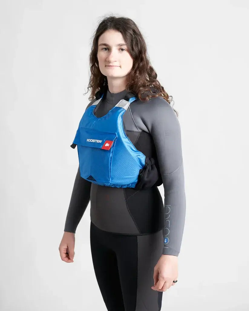 Gilet de sauvetage Rooster® Diamond porté par une personne en combinaison de plongée, montrant son design compact et confortable.