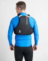Gilet de sauvetage Rooster® Diamond porté par un homme en tenue de navigation, vu de dos.