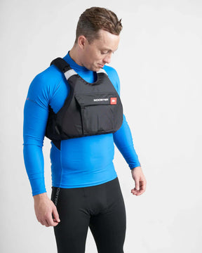 Gilet de sauvetage Rooster® Diamond porté par un homme en tenue de surf, illustrant son design ergonomique.