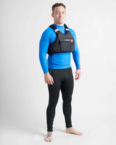 Gilet de sauvetage Rooster® Diamond porté par un homme en tenue de sport.