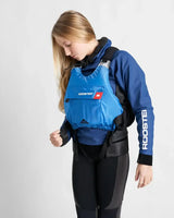 Gilet de sauvetage Rooster® Diamond Junior porté par un jeune, bleu, coupe confortable, idéal pour la voile et le kayak.