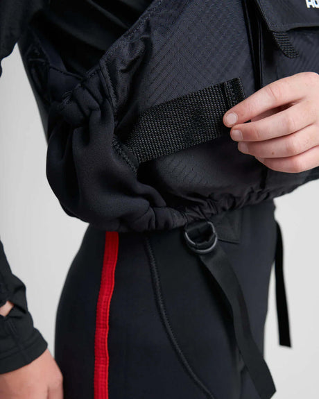 Détail du gilet de sauvetage Rooster® Diamond Junior montrant le système de maintien et la coupe ajustée.