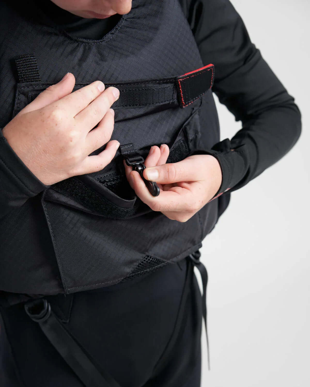 Gilet de sauvetage Rooster® Diamond Junior avec système d'attache facile, conçu pour les jeunes navigateurs.
