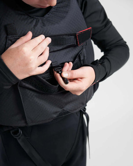 Gilet de sauvetage Rooster® Diamond Junior avec système d'attache facile, conçu pour les jeunes navigateurs.