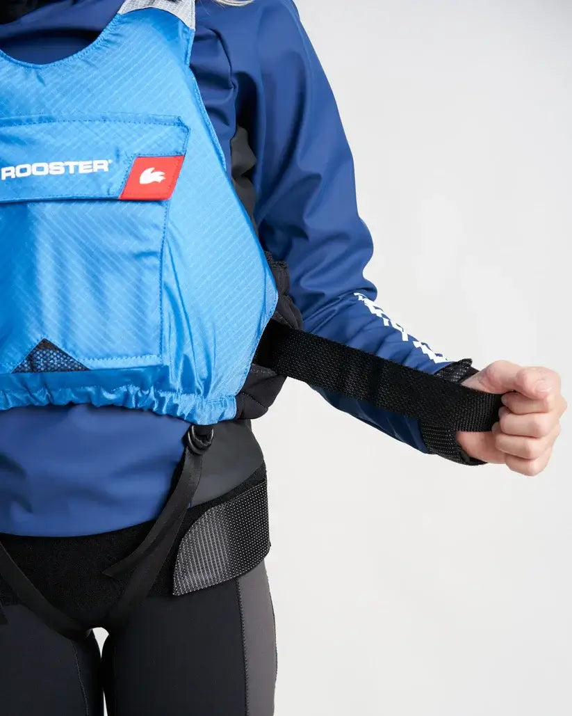 Gilet de sauvetage Rooster® Diamond Junior en bleu avec une coupe ajustée et sangle de maintien.