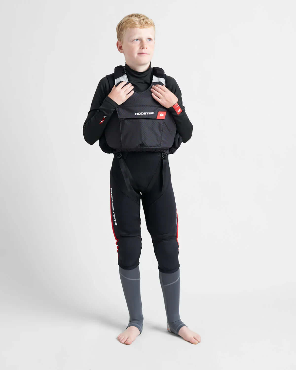 Gilet de sauvetage Rooster® Diamond Junior porté par un jeune dans un environnement neutre, montrant la coupe et le design.