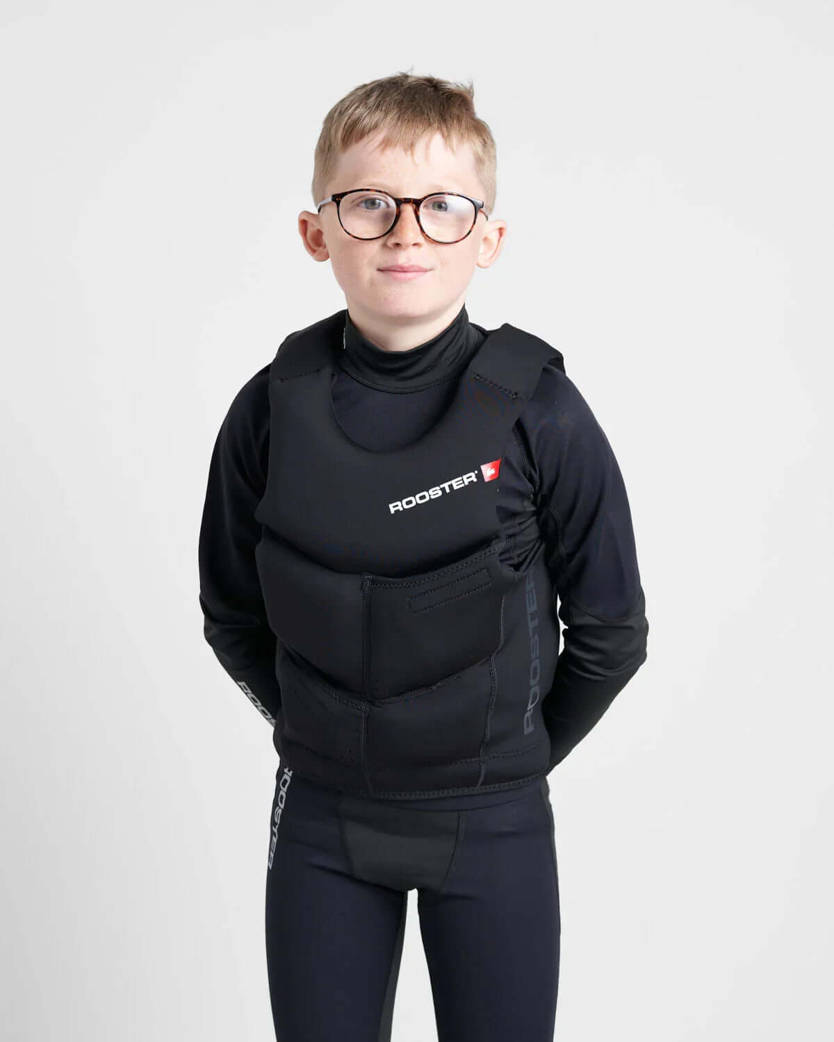 Gilet de sauvetage compact régate junior porté par un enfant, design ergonomique, marque Rooster.