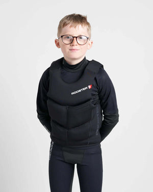 Gilet de sauvetage compact régate junior porté par un enfant, design ergonomique, marque Rooster.