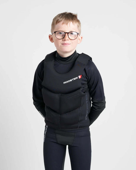 Gilet de sauvetage compact régate junior porté par un enfant, design ergonomique, marque Rooster.