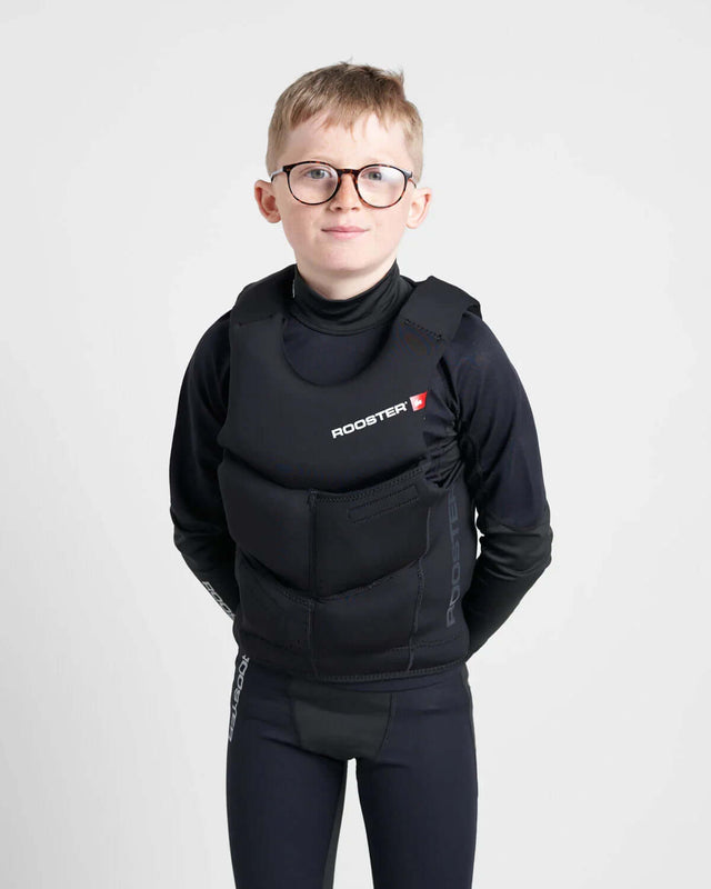 Gilet de sauvetage compact régate junior porté par un enfant, design ergonomique, marque Rooster.