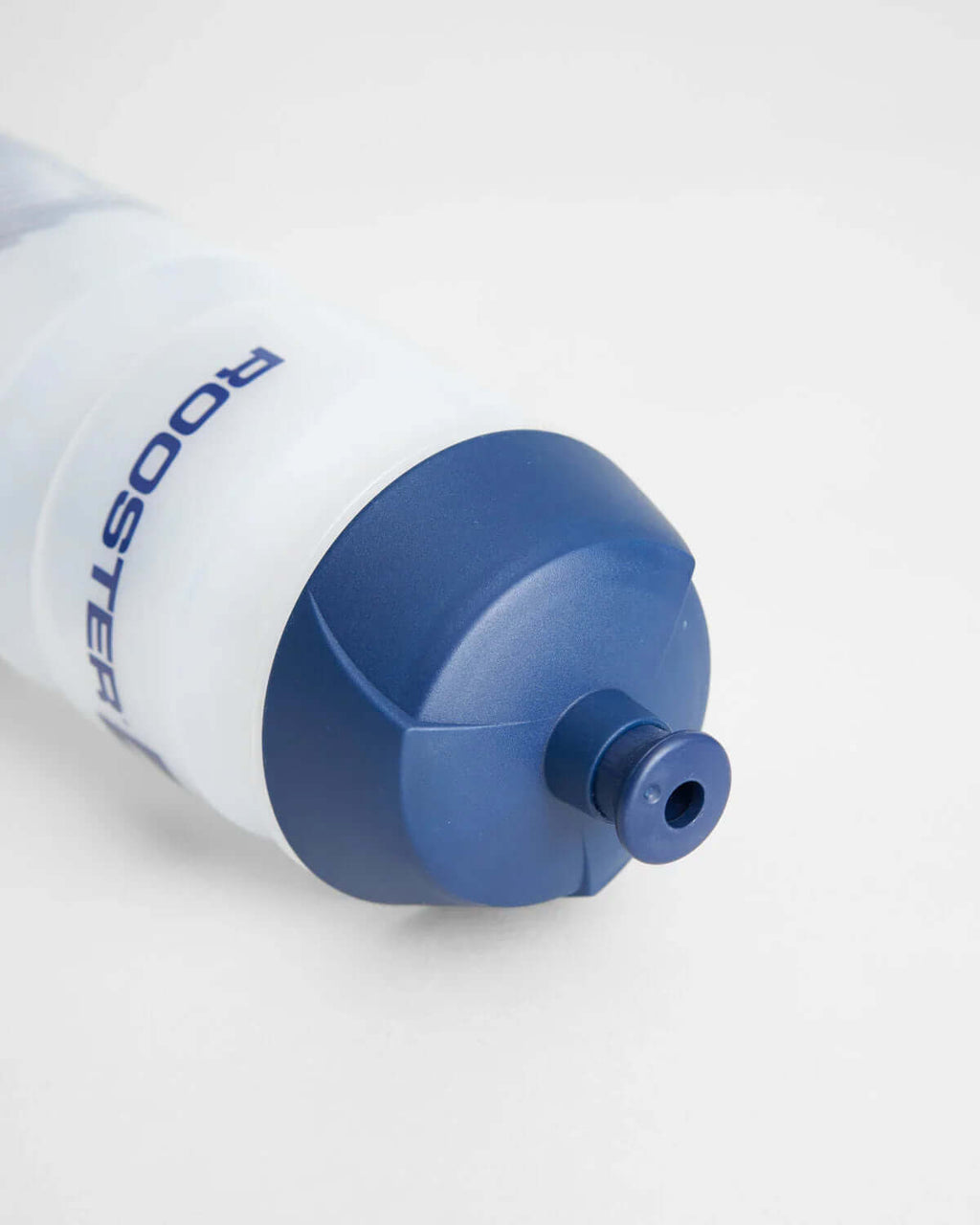 Détail de la gourde 750ml Rooster avec bouchon bleu, conçue en polypropylène recyclable.