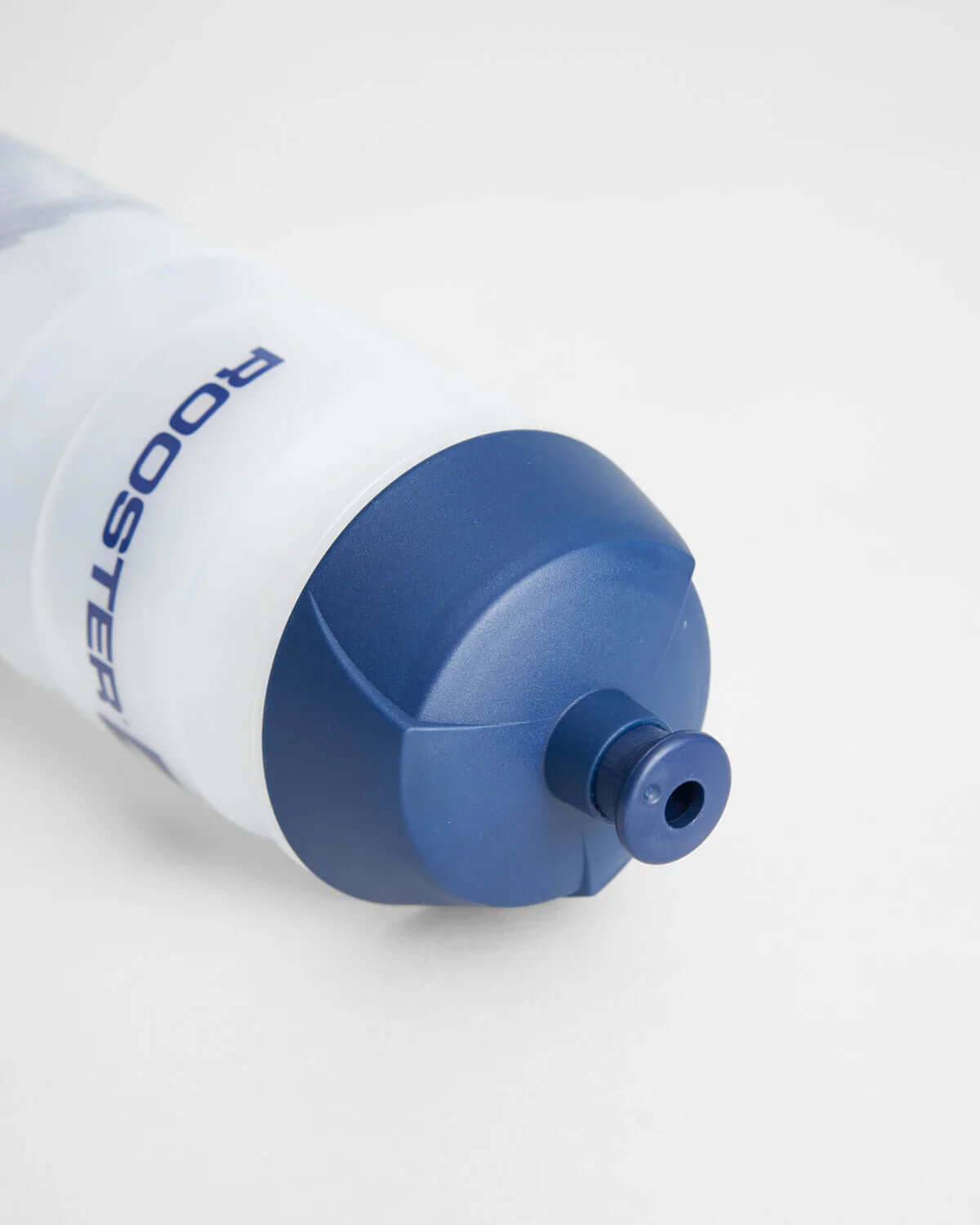 Détail de la gourde 750ml Rooster avec bouchon bleu, conçue en polypropylène recyclable.