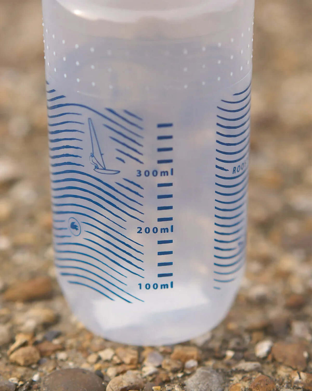 Gourde 750ml avec échelle de mesure, indiquant les niveaux d'eau jusqu'à 300 ml.
