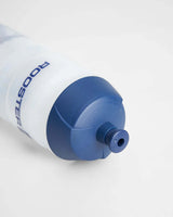 Détail de la gourde 750ml Rooster avec bouchon bleu, conçue en polypropylène recyclable.
