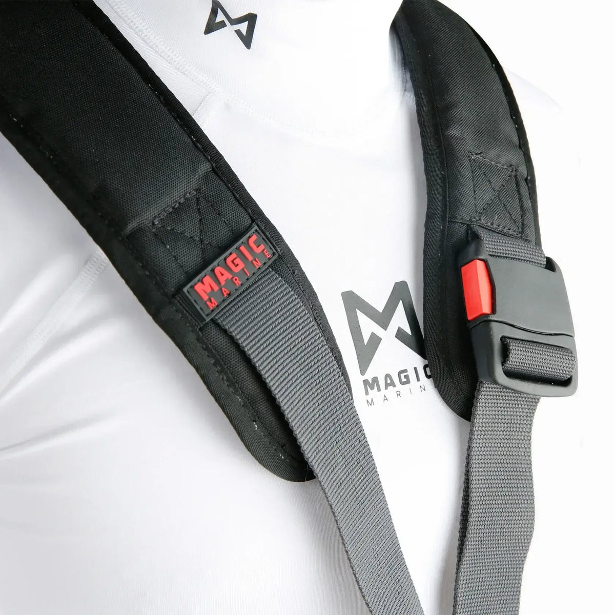 Détails du harnais de trapèze Pro Racing Harness avec boucles et sangles robustes pour un soutien optimal.