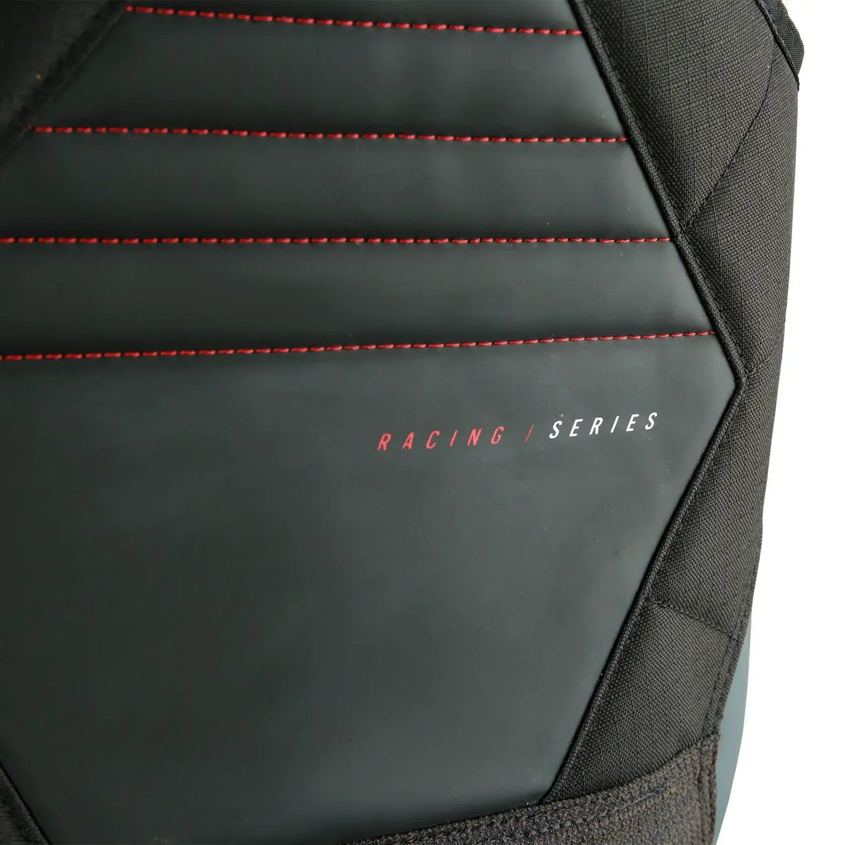 Détail du harnais de trapèze Pro Racing Harness avec finition Racing Series et couture rouge.