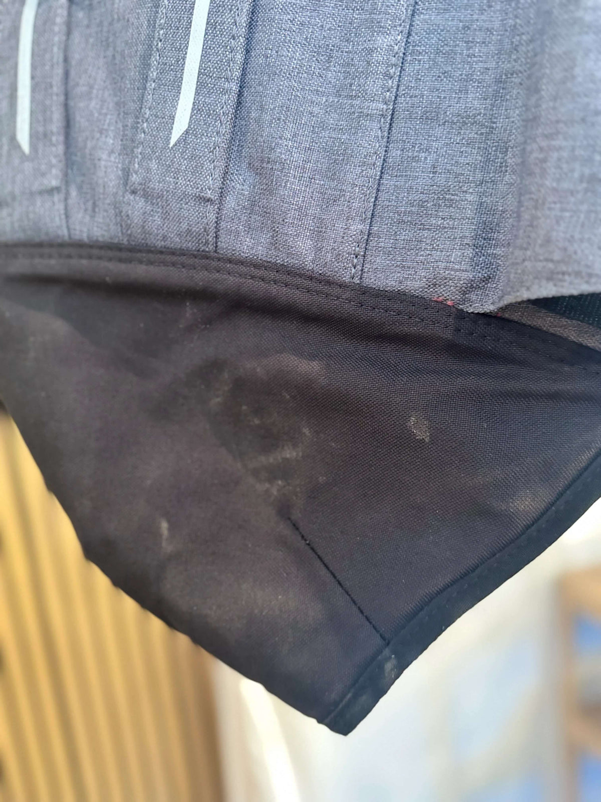 Harnais de trapèze Torque avec détails de mousse et usure visible, adapté à la voile légère.