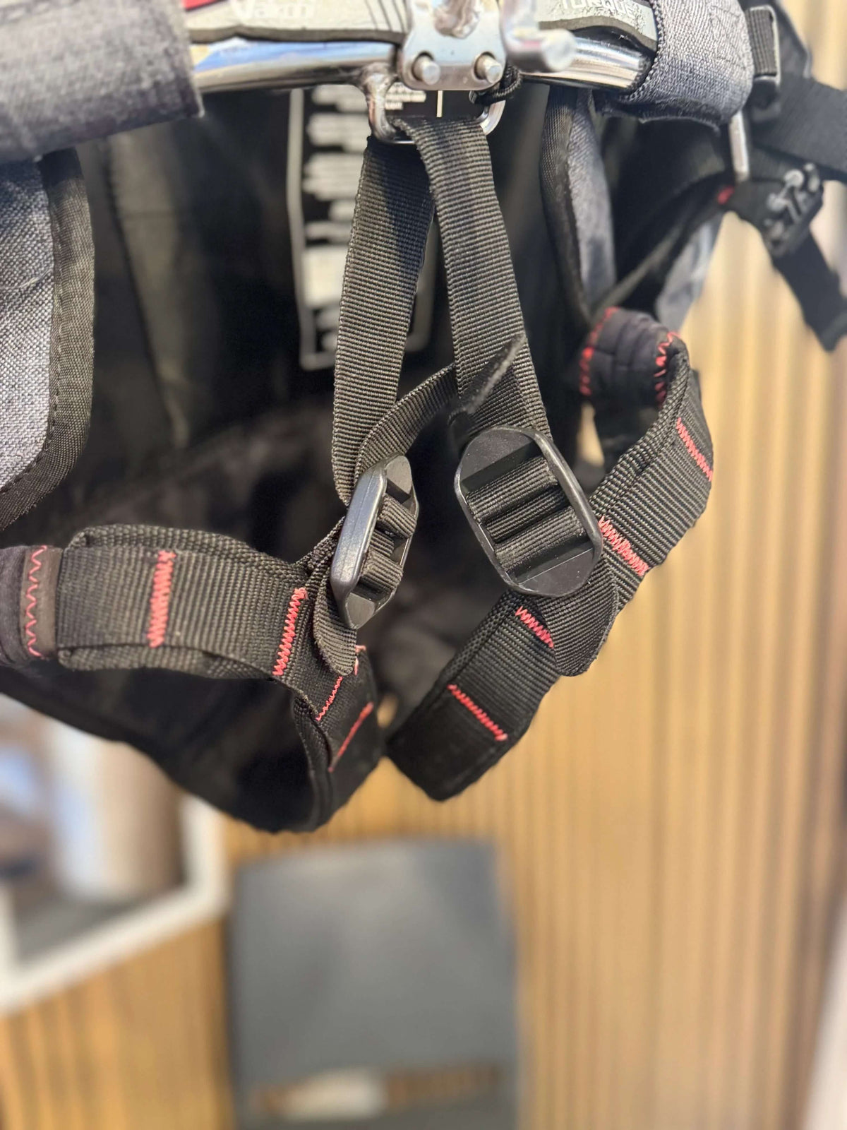 Harnais de trapèze Torque vue détaillée des sangles et boucles en matériau résistant pour ajustement, conçu pour la voile.