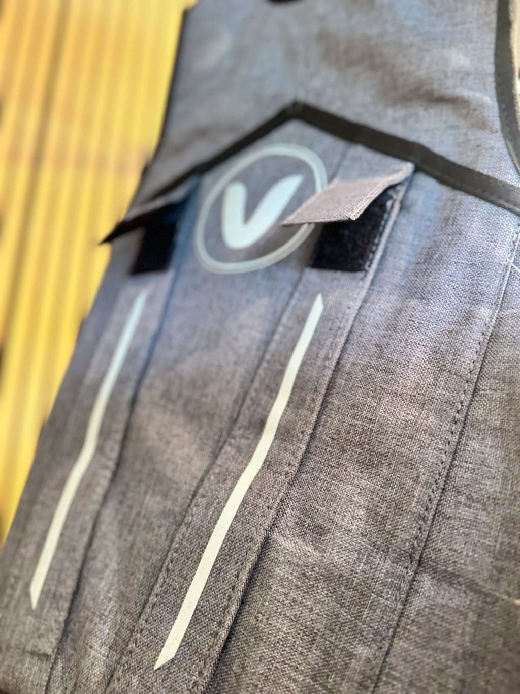 Détail du harnais de trapèze Torque avec sangles ajustables et design technique.