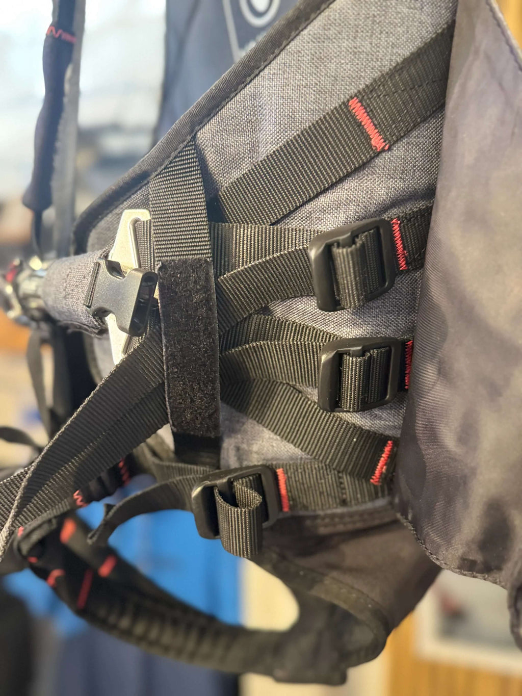 Détails des sangles ajustables du harnais de trapèze Torque, utilisé pour la voile légère.