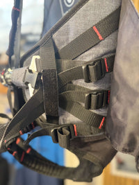 Détails des sangles ajustables du harnais de trapèze Torque, utilisé pour la voile légère.