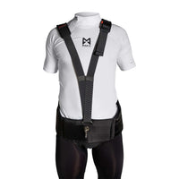 Harnais de trapèze ultraléger porté par un homme en vêtements de surf, optimisant la répartition de la charge.