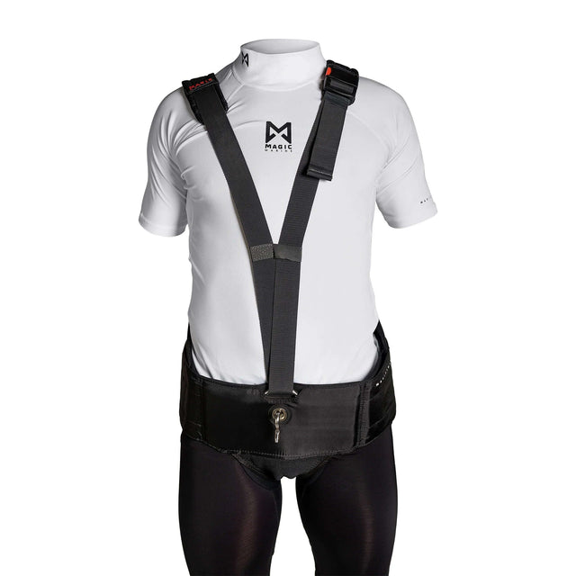 Harnais de trapèze ultraléger porté par un homme en vêtements de surf, optimisant la répartition de la charge.