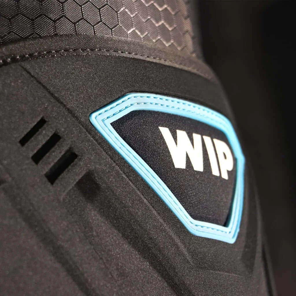 Détail du harnais de trapèze EXO HARNESS 3.0 montrant le logo WIP sur un matériau technique.