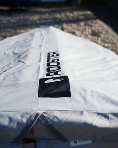 Housse de bateau Taud du dessus ILCA en polyester haut de gamme, offrant protection et ventilation.