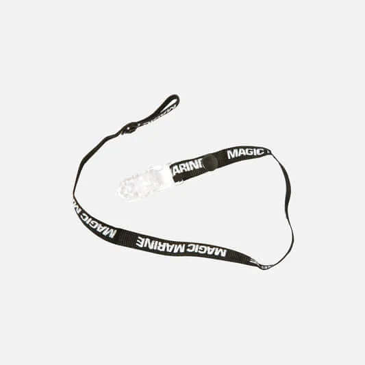 Leash pour casquette robuste avec clip pour fixation sécurisée et sangle en tissu haute résistance.