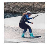 Femme en action sur une planche avec le Long John Thermaflex 1.5mm femme dans un environnement aquatique.